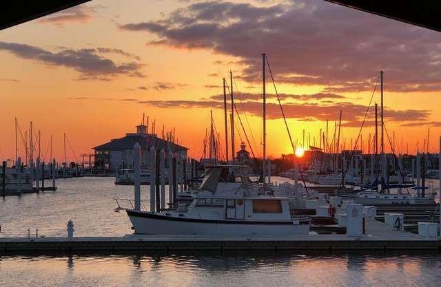 LAKEFRONT MARINA HOME- 3 DECKS, SUNSET VIEWS, 12 MIN TO FR QTR