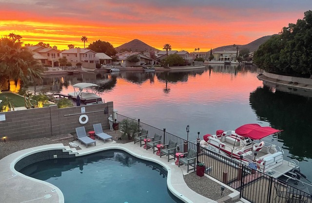 Impresionantes vistas a la montaña con piscina y barco en Arrowhead Lakes.