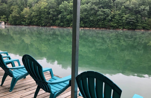 LAKEFRONT~ PRIVATE DOCK~ WiFi~ CLOSE TO MARINA~ HOT TUB~ No-Wake Cove~ 6BD,3BA