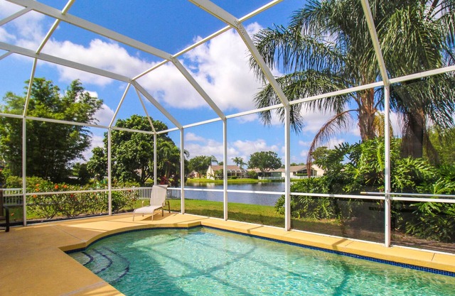 Precioso Sabal Harbor Lakeside Casa de vacaciones con piscina y patio: Sabal Harbour 02