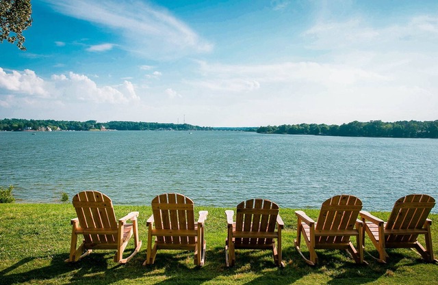 Lakefront Property One Bedroom Cabin #4 at Long Cove Resort by Redawning