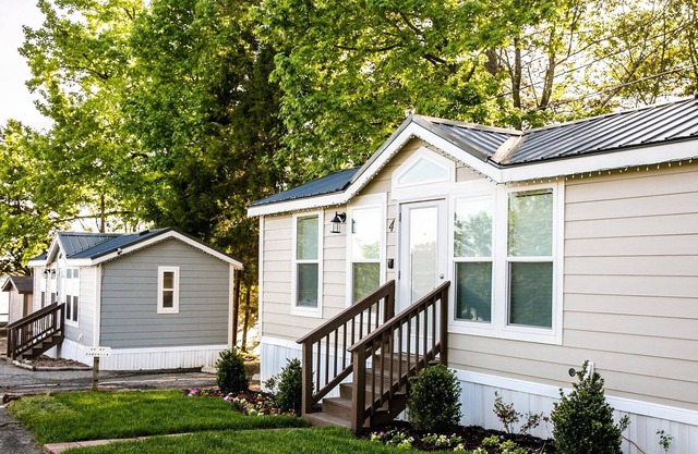 Lakefront Property One Bedroom Cabin #3 at Long Cove Resort by Redawning