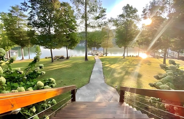 4BR Lakeview Retreat| Dock Access, Kayak + Firepit