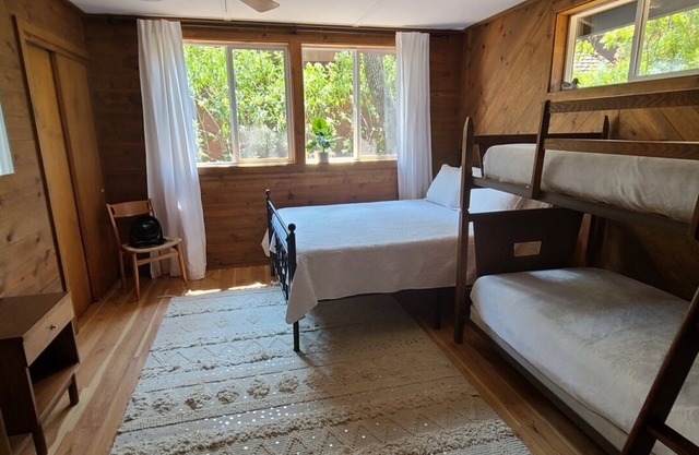 Lakefront Retreat! Beach, Dock, Lawn on Clearlake