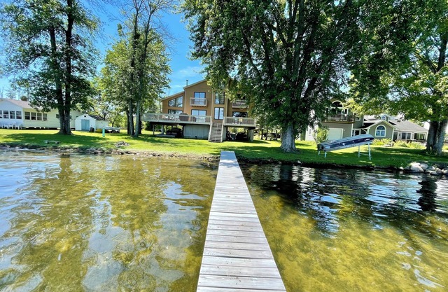 Magníficas vistas en un entorno tranquilo y privado en el límite del lago Saratoga 8 personas
