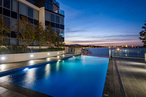 Lakefront Retreat with Stunning Views