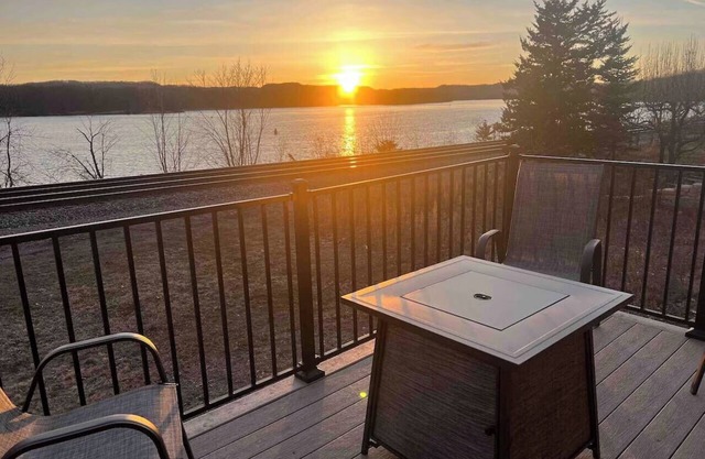 Fountain City Loft, hot tub, river views