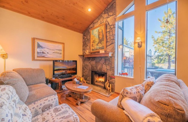 Lakefront Viking Oasis - Beautiful Viking Estates condo complex on the lake!