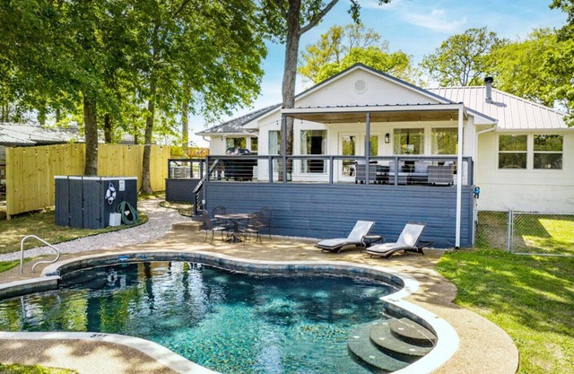 Lakefront w/pool, private dock & fire pit