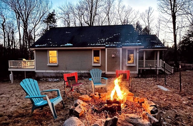 Lakes, Hiking, Fall Foliage - Spacious 4-bedroom Pet Friendly Vermont Home