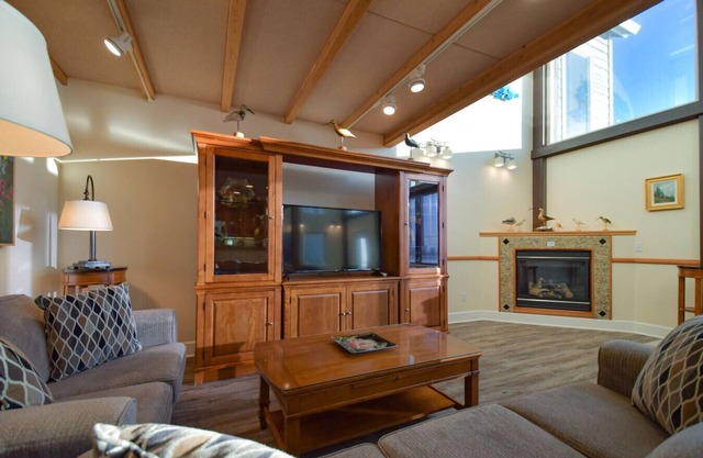 Lakeshore Lodging Lodge 715