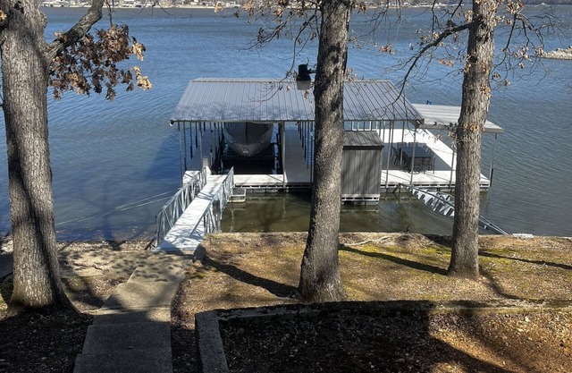 Lakeside Bliss: Cozy 4BR Retreat, Private Dock & Boat Slip at the 60MM!