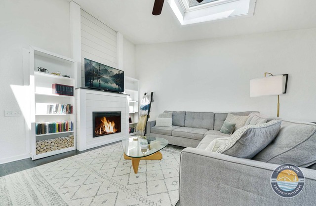 Lakeside Bliss: Cozy 3-Bedroom Retreat