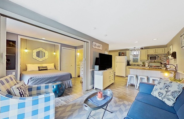 Lakeside condo with beach/water access, pool & sports courts