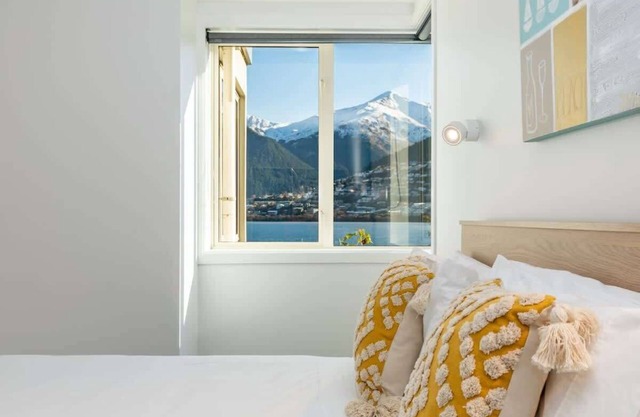 Lakeside Escape | Lake and mountain views