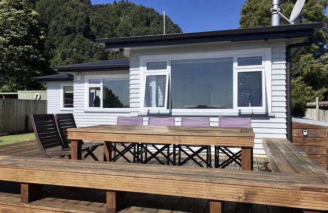 Lakeside Escape Holiday House