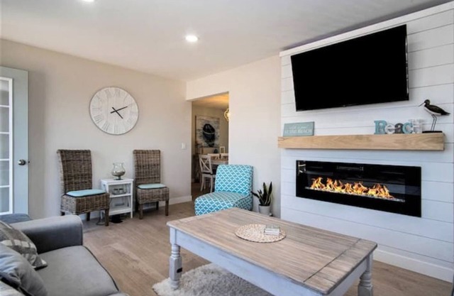 Lakeside Fun · Sleeps 13 · 2 Fire Pits · Outdoor Games · Dogs OK