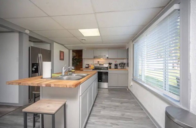 Lakeside Haven: Modern Apt