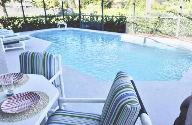 Lakeside house, huge south facing pool with spa, lake view, & Disney at 8 miles