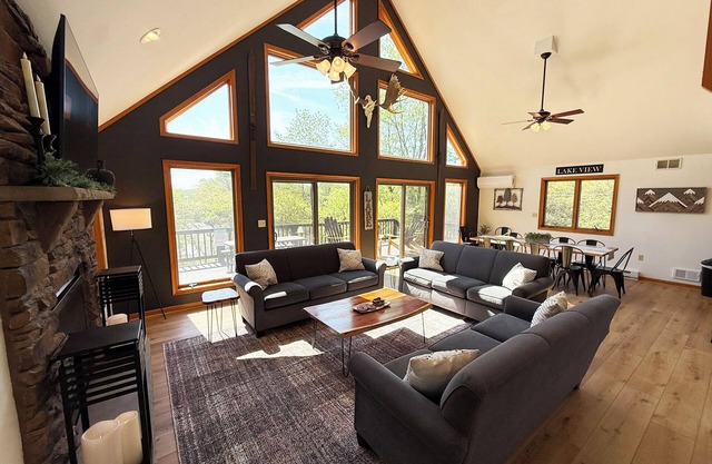 Lakeside Lookout Lodge - MASSIVE 6 BR Chalet w/ Hot Tub Lake Beach Pool