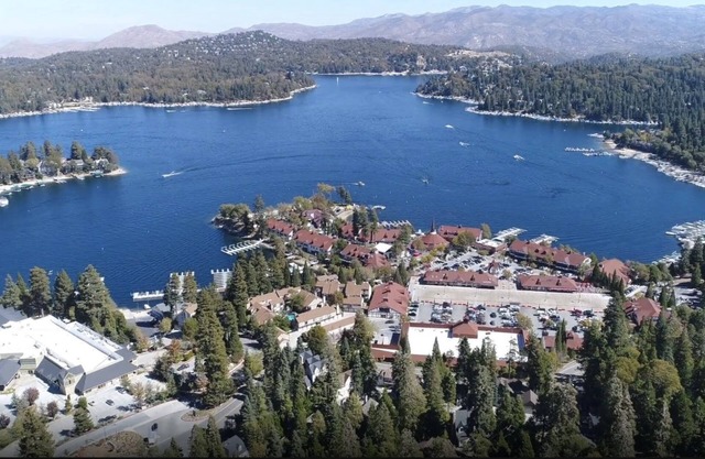 Lakeside Mountain Chalet ~ Large Deck & Fireplace