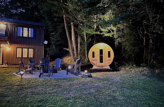 Lakeside Muskoka Cottage on Skeleton Lake! Family friendly, sleeps 8.