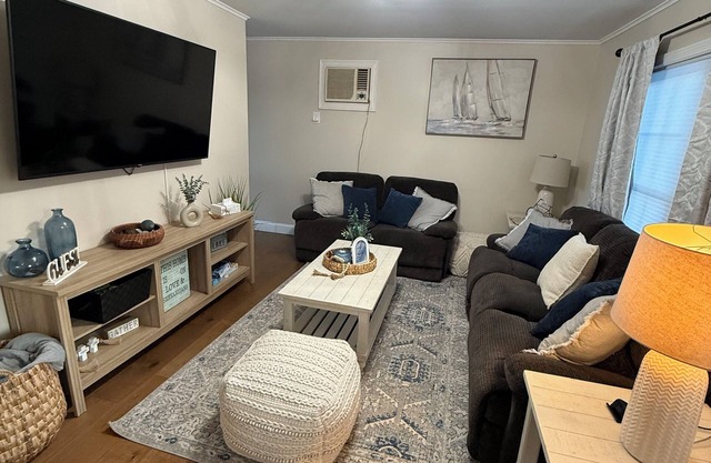 Lakeside Oasis 2 ~Two minutes to Lake Opechee Charming 4bedroom house in Laconia