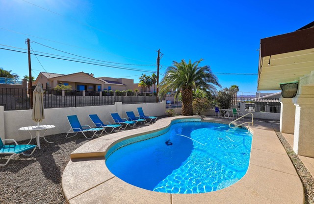 Lakeside of Hwy 95! Nice Pool, Boat Parking