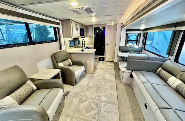 Lakeside retreat just 5 minutes from Lakeside Village