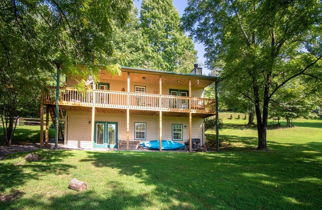 Lakeside Serenity: casa del lago con resbalón cubierto