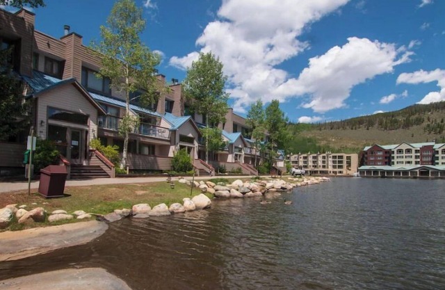 Lakeside, Ski Condo with Amazing Views, Quiet, Family-Friendly