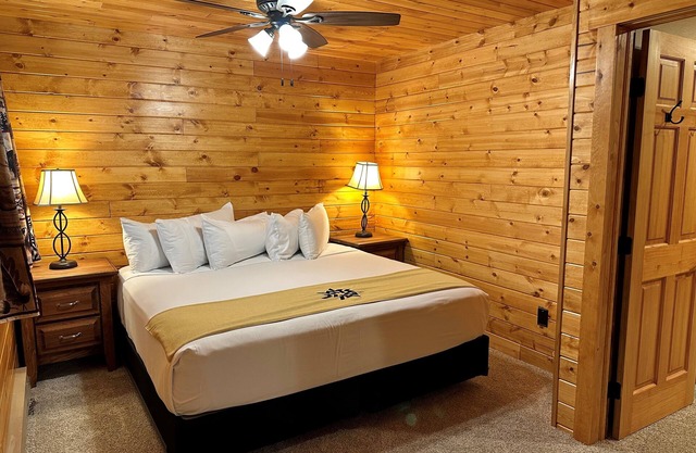 Lakeside, Spacious, Modern 2br - Sleeps Up To 8 2 Bedroom Condo