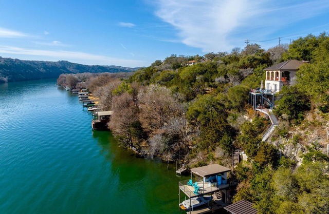 Lakeside Tranquility - Scenic Views, Multiple Decks & Room for the Whole Group