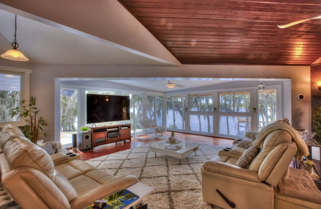 Lakeside w/private dock! Beaches 45 mins / Orlando MCO 1 hour / Ocala NF 15 mins