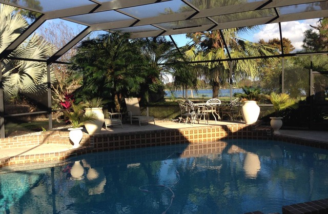 Lakeview 3 BR Villa con gran piscina privada enclavada en la naturaleza de Florida