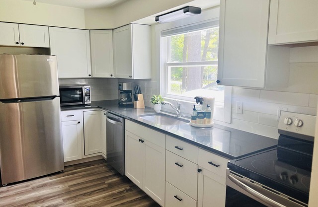 Lakeview East and West Lake Paw Paw Sleeps 16