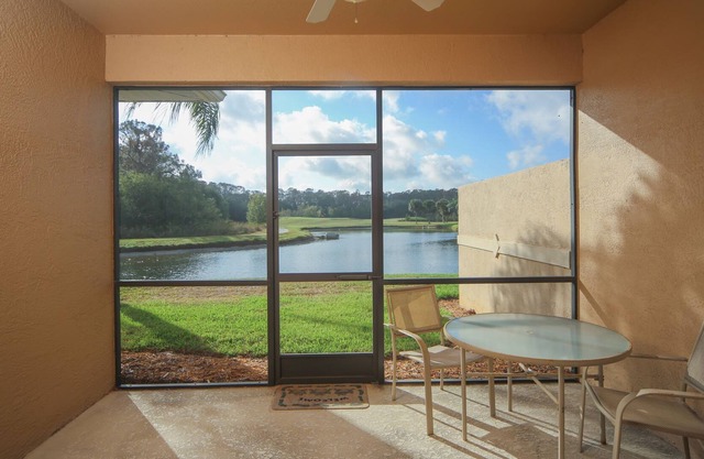 ¡Villa de estilo de vida de Florida ubicada en una calle sin salida con garaje para dos autos en Stoneybrook!
