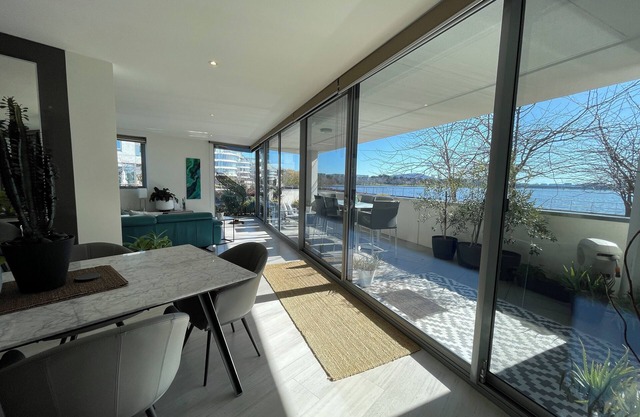 Lakeview Luxe - Pool, Gym, Tesla EV Charger - Prime Kingston Foreshore Location!