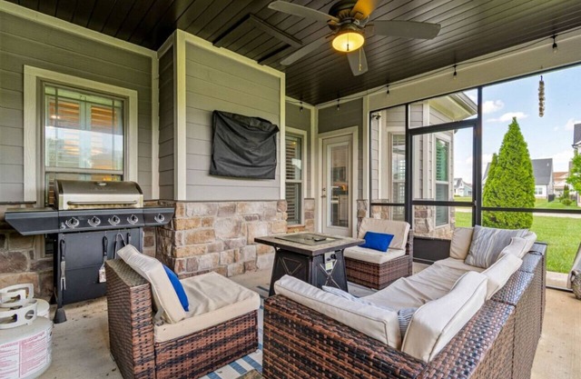 Lakin It Easy-Pool, Twin Creeks Marina, & Dry Creek Beach