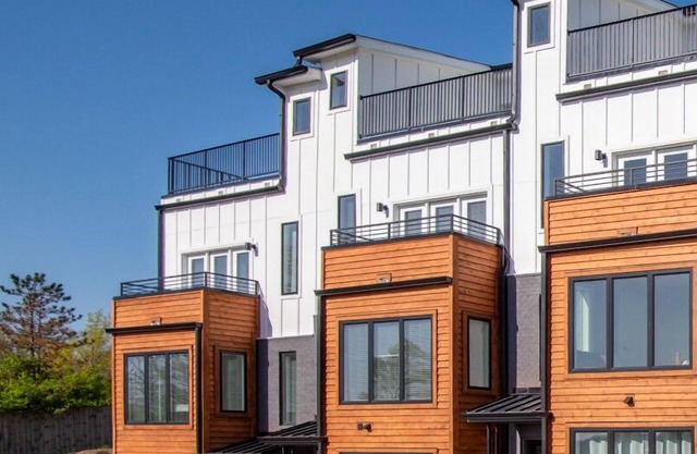 LaLa Lounge - Artful 2 Bedroom Townhouse with View