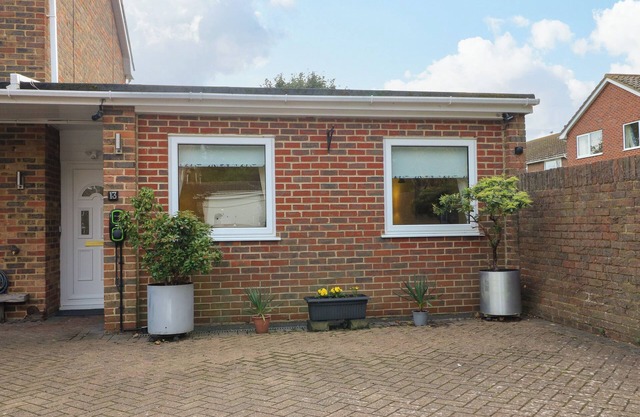 LAMBLES, pet friendly, with a garden in Seaford