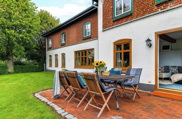 Landhaus Hohe Luft: cerca del mar Báltico, terraza con muebles de salón, baño con ducha a ras de suelo, vista al verde