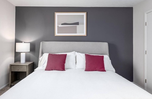 Landing at Oak Creek at Polaris - 1 Bedroom in Downtown Columbus