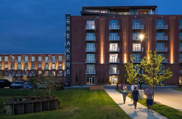 Landing at The Breakers - 1 Bedroom in Downtown