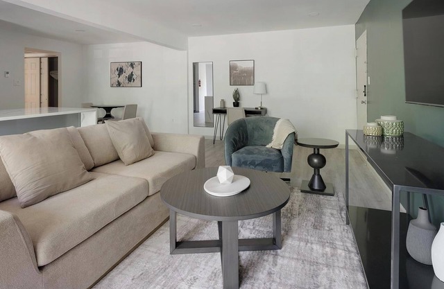 Landing | Chic 1BD, Gym, Pool