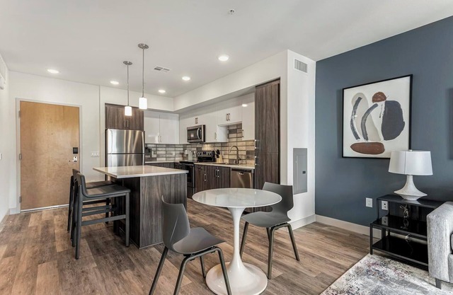 Landing | Modern 1BD, Gym, Rooftop Lounge