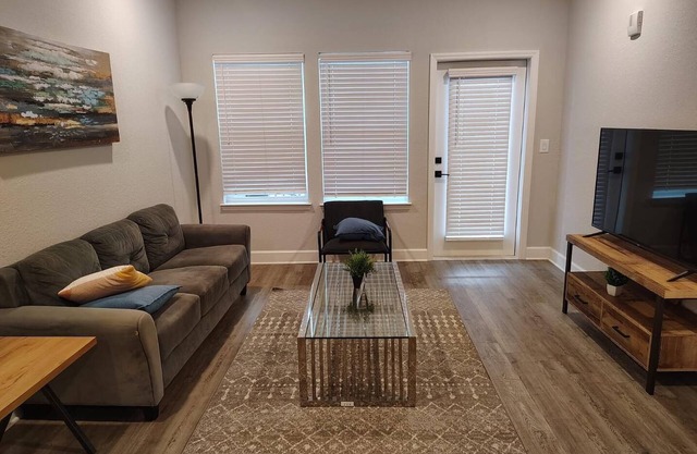 Landing | Beautiful 1BD, Gym, Pool