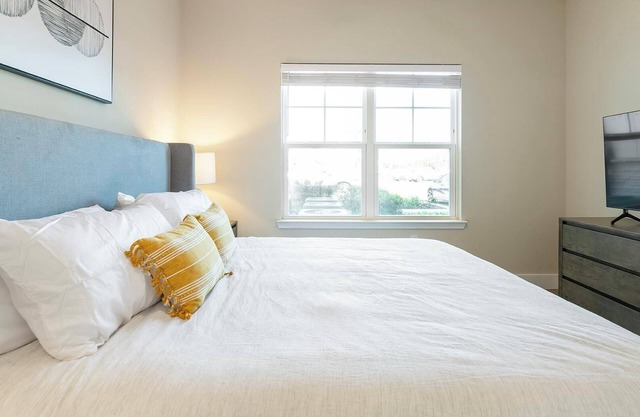 Landing | Stunning 1BD, Clubhouse, Gym