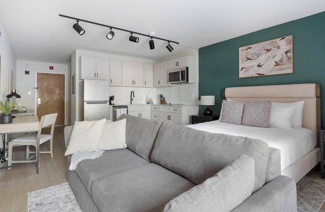 Landing | Stylish Studio, Pool, Gym