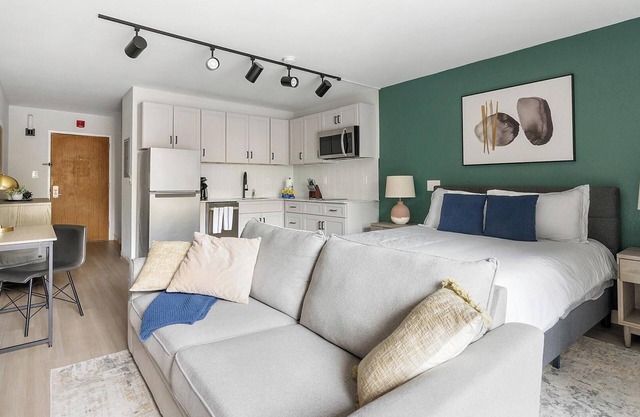 Landing | Stylish Studio, Pool, Gym